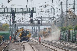 Ab Mitte Dezember sollen wieder Züge auf der Riedbahn rollen