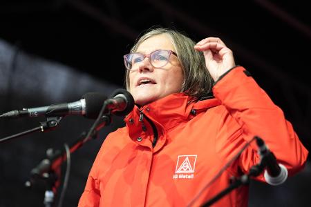 Der Kompromiss in der Fläche könnte helfen, die Probleme bei VW zu lösen, meint IG-Metall-Chefin Christiane Benner (Archivbild). Der Kompromiss in der Fläche könnte helfen, die Probleme bei VW zu lösen, meint IG-Metall-Chefin Christiane Benner (Archivbild).