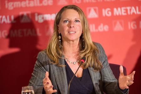 IG-Metall-Tarif-Vorständin Nadine Boguslawski erläutert den Abschluss. 