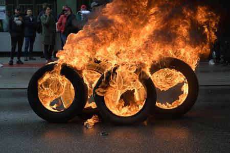 Gegen die mögliche Schließung des Werks protestierten Audi-Mitarbeiter Anfang September mit brennenden Reifen. (Archivbild) Gegen die mögliche Schließung des Werks protestierten Audi-Mitarbeiter Anfang September mit brennenden Reifen. (Archivbild)