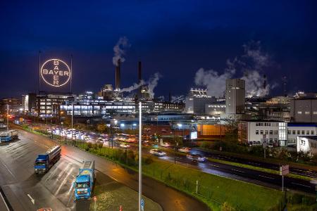 Das Bayer-Kreuz, das Logo des Unternehmens, leuchtet auf dem Werksgelände von Bayer in Leverkusen. Das Bayer-Kreuz, das Logo des Unternehmens, leuchtet auf dem Werksgelände von Bayer in Leverkusen.