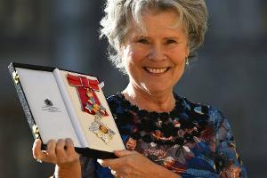 "The Crown"-Star Imelda Staunton mit britischem Verdienstorden geehrt