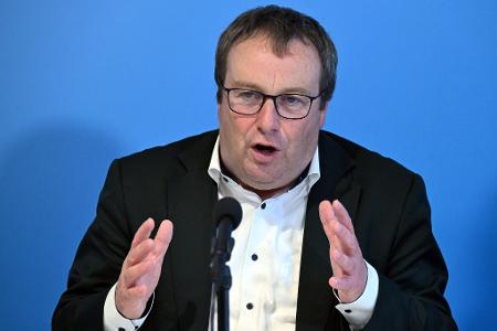 NRW-Verkehrsminister Krischer macht Druck.