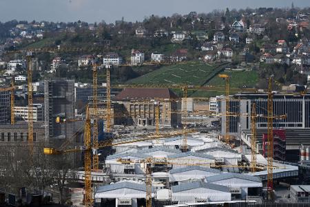 Die Stadt Stuttgart möchte frei werdende Bahnflächen rund um den Stuttgarter Hauptbahnhof für den Wohnungsbau nutzen - eine Gesetzesänderung erschwert das. (Archivbild) Die Stadt Stuttgart möchte frei werdende Bahnflächen rund um den Stuttgarter Hauptbahnhof für den Wohnungsbau nutzen - eine Gesetzesänderung erschwert das. (Archivbild)