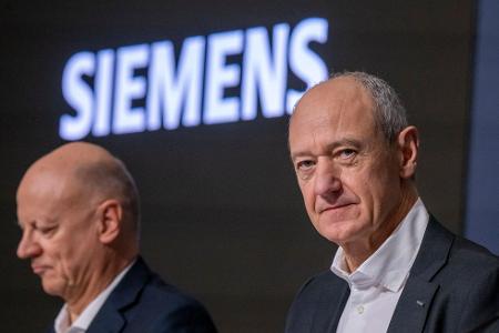 Konzern-Chef Busch (r.) und Finanzvorstand Thomas auf der Jahrespressekonferenz. Siemens hat in schwierigen Zeiten einen Rekordgewinn vorgelegt. Konzern-Chef Busch (r.) und Finanzvorstand Thomas auf der Jahrespressekonferenz. Siemens hat in schwierigen Zeiten einen Rekordgewinn vorgelegt.
