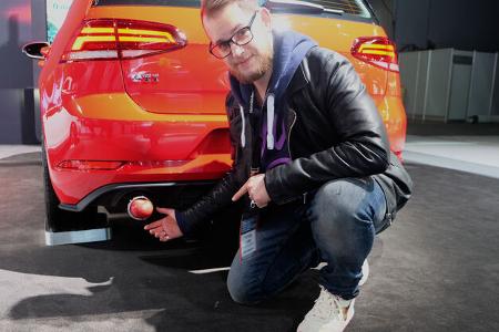 New York Auto Show Auspuff Apfel Fake Test