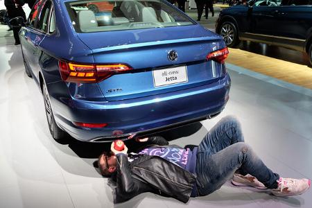 New York Auto Show Auspuff Apfel Fake Test