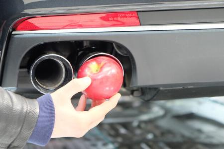 New York Auto Show Auspuff Apfel Fake Test