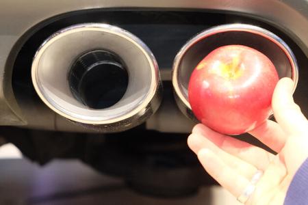 New York Auto Show Auspuff Apfel Fake Test