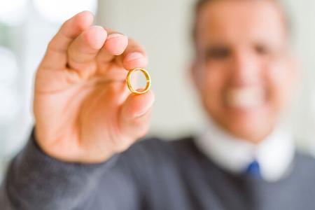 Mann mit Gold-Schmuck