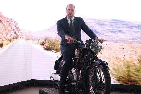 Prinz William versucht sich als Motorradfahrer und Kameramann Prinz William versucht sich als Motorradfahrer und Kameramann
