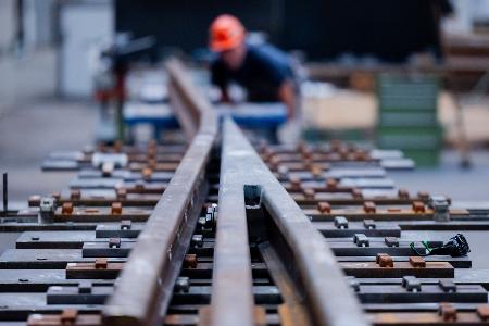 Trotz guter Geschäfte bei der Infrastruktur ging der Umsatz der Bahnindustrie im ersten Halbjahr zurück. (Archivbild) Trotz guter Geschäfte bei der Infrastruktur ging der Umsatz der Bahnindustrie im ersten Halbjahr zurück. (Archivbild)