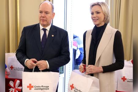 Fürst Albert II. und Fürstin Charlène verteilen Schlemmerpakete Fürst Albert II. und Fürstin Charlène verteilen Schlemmerpakete