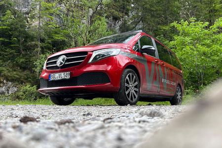 Pössl Campstar Dauertester vor einem alten Gebäude Pössl Campstar Dauertester vor einem alten Gebäude