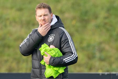 Besondere Geste: Todkranker Junge verteilt DFB-Leibchen Besondere Geste: Todkranker Junge verteilt DFB-Leibchen
