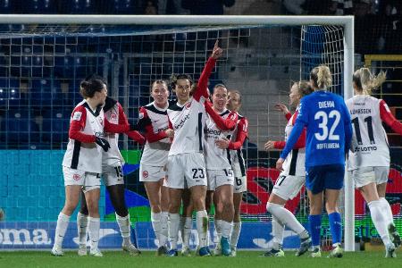 Slapstick-Handelfmeter: Frankfurt bleibt an Wolfsburg dran Slapstick-Handelfmeter: Frankfurt bleibt an Wolfsburg dran