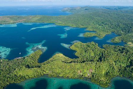Bucht der Salomoninseln von oben fotografiert