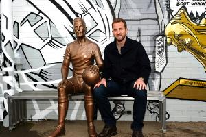 Harry-Kane-Statue in Ost-London enthüllt