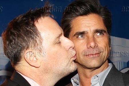 John Stamos: Er unterstützt Dave Coulier mit einer Glatzenmütze John Stamos: Er unterstützt Dave Coulier mit einer Glatzenmütze