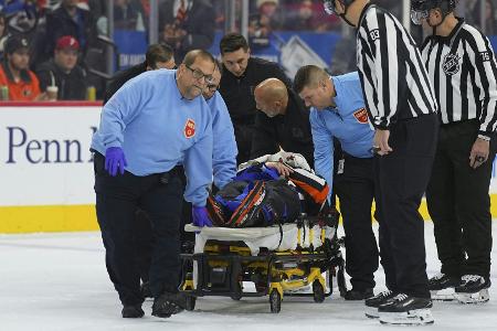 Kollision mit Spieler: NHL-Referee im Krankenhaus Kollision mit Spieler: NHL-Referee im Krankenhaus