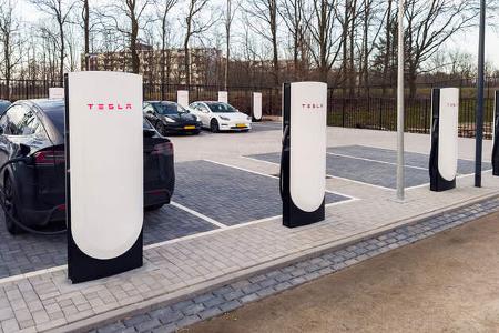V4 Supercharger Tesla