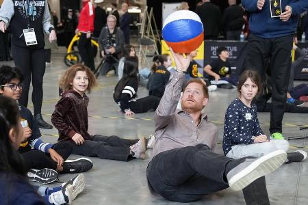 Sportlich: Prinz Harry spielt in Vancouver mit Schülern Sitzvolleyball Sportlich: Prinz Harry spielt in Vancouver mit Schülern Sitzvolleyball