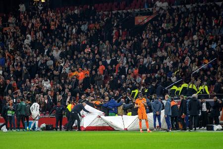 Nach Zusammenbruch: Szalai nicht im Stadion gegen DFB-Team Nach Zusammenbruch: Szalai nicht im Stadion gegen DFB-Team