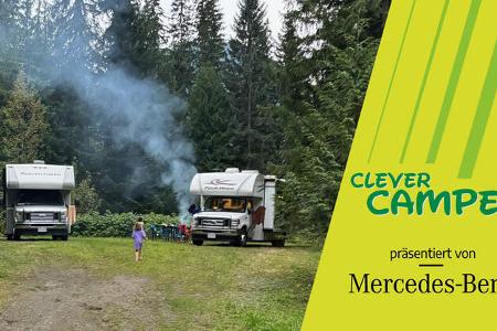 Zwei kanadische RVs in der Wildnis Kanadas Zwei kanadische RVs in der Wildnis Kanadas