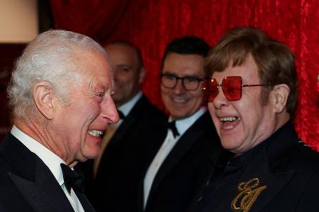 König Charles III. amüsiert mit Elton John und Satire König Charles III. amüsiert mit Elton John und Satire