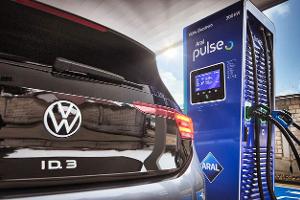 500 Ladepunkte mit bis zu 350 kW an Tankstellen