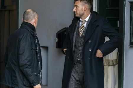 Angreifer mit Messer: Ex-Wolfsburg-Star Bendtner attackiert Angreifer mit Messer: Ex-Wolfsburg-Star Bendtner attackiert