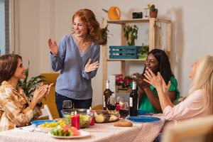Friendsgiving statt Thanksgiving: Darum feiern wir Freundschaften