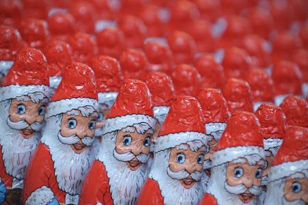 In Deutschland wurden in diesem Jahr etwa 164 Millionen Schokoladen-Nikoläuse und -Weihnachtsmänner hergestellt. In Deutschland wurden in diesem Jahr etwa 164 Millionen Schokoladen-Nikoläuse und -Weihnachtsmänner hergestellt.
