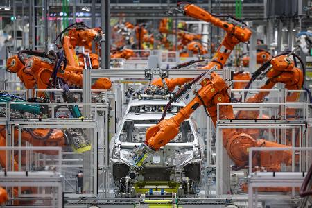 Die Kosten der Autokonzerne in Deutschland sind einem EY-Experten zufolge zu hoch, die Apparate zu schwerfällig. (Symboldbild) Die Kosten der Autokonzerne in Deutschland sind einem EY-Experten zufolge zu hoch, die Apparate zu schwerfällig. (Symboldbild)