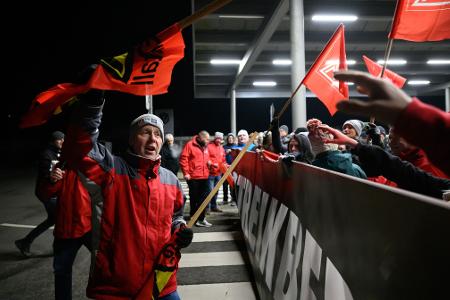 Die Beschäftigten wehren sich gegen die von VW geforderten Lohnkürzungen.