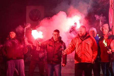 Mit rotem Bengalfeuer zeigten die Mitarbeiter in Zwickau ihren Unmut.