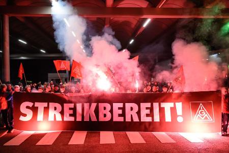 Zum Ende der Friedenspflicht bekunden Beschäftigte von Volkswagen ihre Streikbereitschaft. Zum Ende der Friedenspflicht bekunden Beschäftigte von Volkswagen ihre Streikbereitschaft.