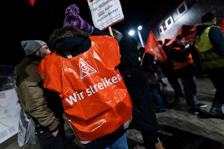 Mit den Aktionen will die IG Metall in dem Tarifstreit um Lohnkürzungen, Stellenabbau und mögliche Werksschließungen noch einmal den Druck erhöhen. Mit den Aktionen will die IG Metall in dem Tarifstreit um Lohnkürzungen, Stellenabbau und mögliche Werksschließungen noch einmal den Druck erhöhen.