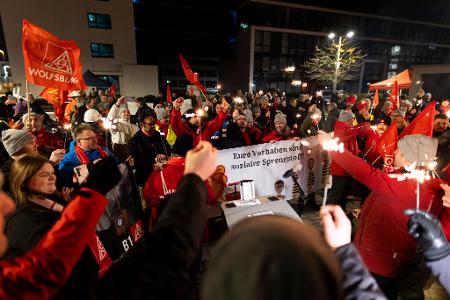 Die IG Metall hat bereits angekündigt, ab Anfang Dezember zu Warnstreiks aufzurufen, bisher aber keine konkreten Termine genannt.