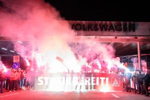 Tarifstreit bei VW eskaliert: Flächendeckende Warnstreiks