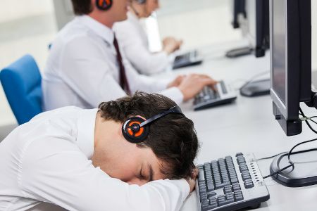 Schlafende Mitarbeiter eines Callcenters Schlafende Mitarbeiter eines Callcenters