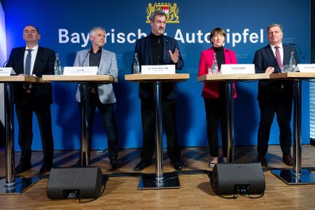 Nach dem Bayerischen Autogipfel präsentiert Markus Söder (M) die Ergebnisse. Nach dem Bayerischen Autogipfel präsentiert Markus Söder (M) die Ergebnisse.