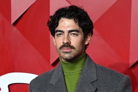 Neuer Look: Joe Jonas präsentiert Schnurrbart auf dem roten Teppich Neuer Look: Joe Jonas präsentiert Schnurrbart auf dem roten Teppich