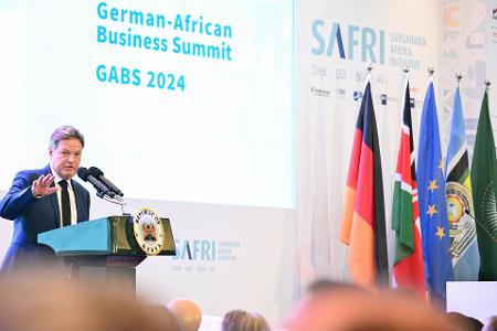 Bundeswirtschaftsminister Habeck wirbt für sichere Investitionsbedingungen in Afrika.
