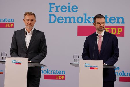 Christian Lindner und Dirk Buschmann an Rednerpulten auf einer Bühne