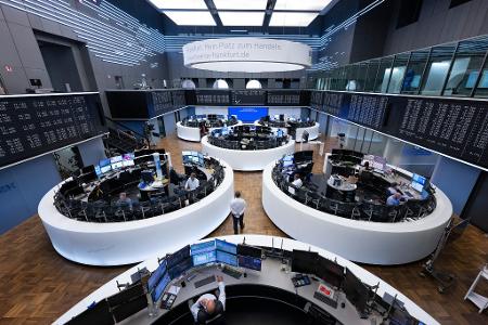 Innerhalb nur eines Jahres ist der Dax um rund 3.000 Zähler gestiegen. (Archivbild)