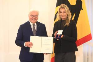 Ex-Schwimmerin Franziska van Almsick mit Verdienstorden ausgezeichnet