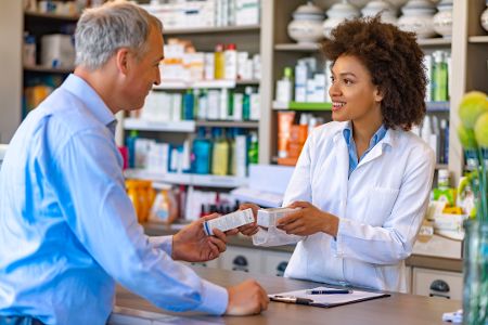 Mann gibt Medikamente in Apotheke zurück
