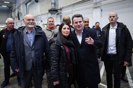 Bundearbeitsminister Hubertus Heil (SPD, 2.v.r) besucht auf Einladung von Betriebsratschefin Daneila Cavallo das VW-Stammwerk.
