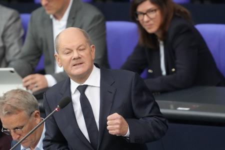 Kanzler Olaf Scholz betont, dass der Bund den Bau von Batteriefabriken auch weiter fördern werde. Kanzler Olaf Scholz betont, dass der Bund den Bau von Batteriefabriken auch weiter fördern werde.
